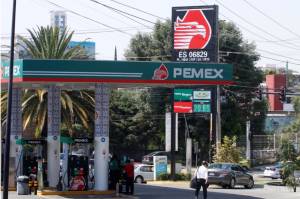 AMLO amaga a gasolineros: bajan precios o el Estado pone expendios