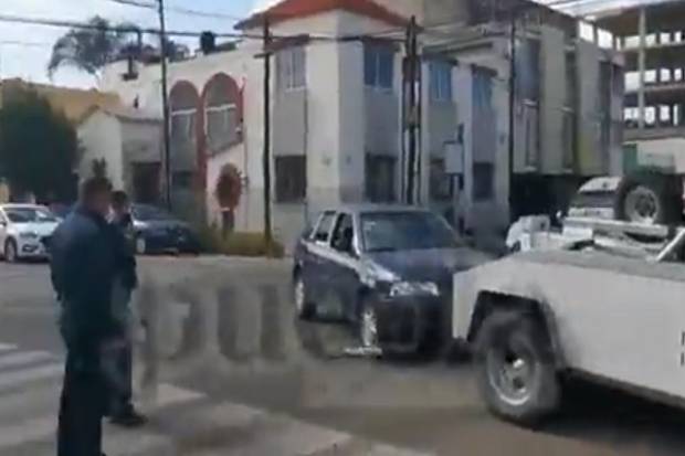 VIDEO: Ruta NG y vehículo particular colisionan en el centro de Puebla