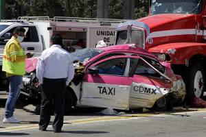Tráiler sin frenos arrolló un taxi de la CDMX y muere una mujer en la caseta de Amozoc