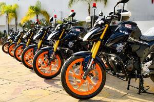 Lupita Daniel entrega 10 motocicletas para reforzar seguridad en Cuautlancingo