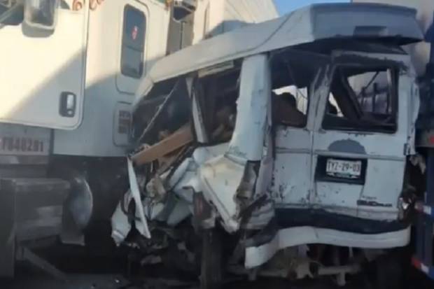 Camioneta queda prensada entre dos tráileres en la autopista a Veracruz