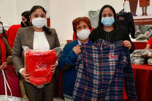 En Cuautlancingo, Lupita Daniel inicia entrega de 3 mil chamarras a adultos mayores