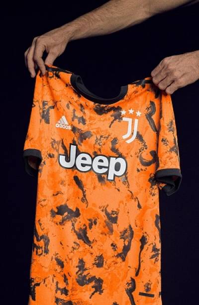 Juventus causa polémica con su tercer uniforme