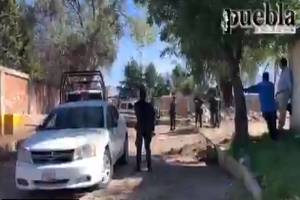 VIDEO: Hallan cadáver de un hombre apuñalado frente a un panteón en Amozoc