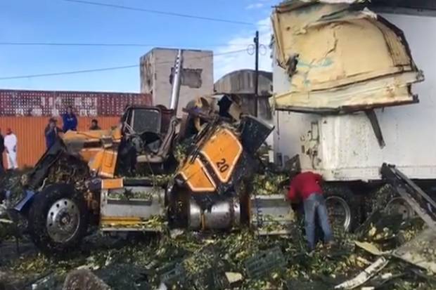 Dos lesionados dejó colisión de tráiler y camión con fruta en la autopista Puebla-Orizaba