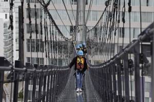 FOTOS: Puente colgante de cristal recibe a sus primeros visitantes en Puebla