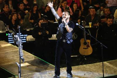 VIDEO/FOTOS: Christian Nodal pone a cantar a sus fans en el Palenque de la Feria de Puebla