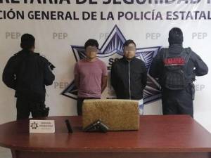 Expolicía de Tehuacán y cómplice, detenidos por venta de armas y droga