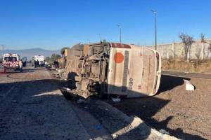 Mueren tres peregrinos de Ajalpan al volcarse camión en la autopista México-Puebla