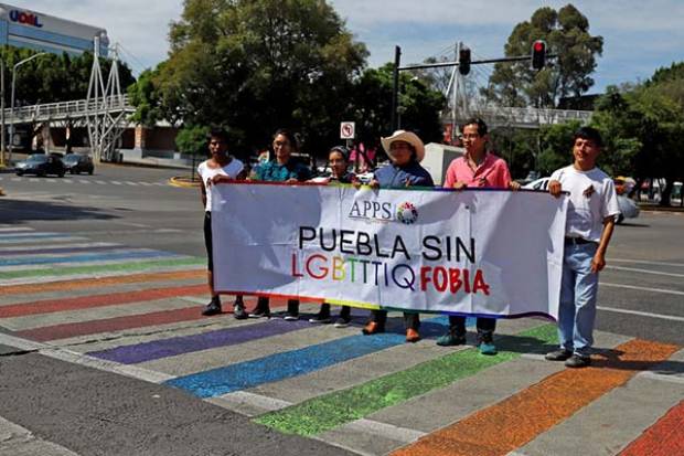 Comunidad LGBT pinta nuevamente paso peatonal de Bulevar 5 de Mayo y 31 Oriente en Puebla