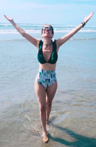 Ingrid Coronado luce figura en la playa para redes sociales