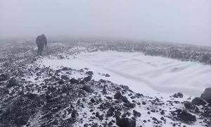 Jóvenes suben otra vez al cráter del volcán Popocatépetl