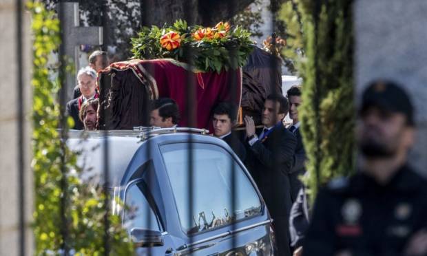 Exhuman restos de Franco con extremas medidas de seguridad
