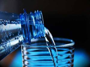 Todos los beneficios de tomar agua mineral