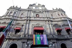 Claudia Rivera asegura que la colocación de banderas en el Ayuntamiento es para visibilizar a todas las mujeres