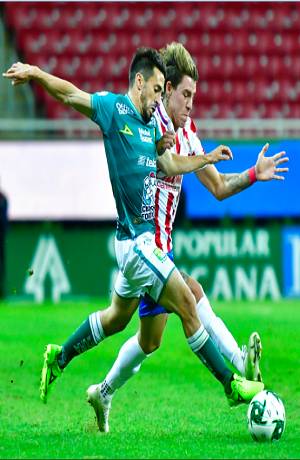 Chivas y León igualaron 1-1 en la ida de semifinales de la Liga MX