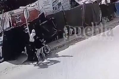 VIDEO: Pareja de ladrones roban motocicleta a vecino de la colonia Miguel Hidalgo