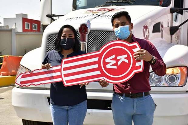 Cuautlancingo: Lupita Daniel entrega un camión recolector de residuos sólidos