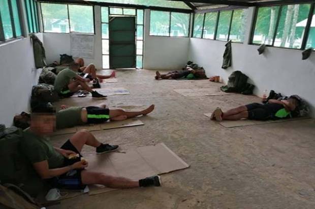 Sedena obliga a soldados a dormir en trozos de cartón
