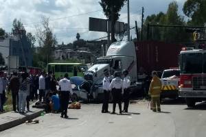 Dos mujeres muertas y tres lesionadas tras colisión de tráiler y camioneta en Puebla