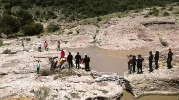 Rescatan cuerpo de niño arrastrado por arroyo en Cuautinchan