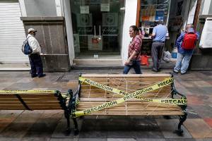 FOTOS: Bancas del pasaje del zócalo de Puebla son clausuradas ante alerta COVID-19