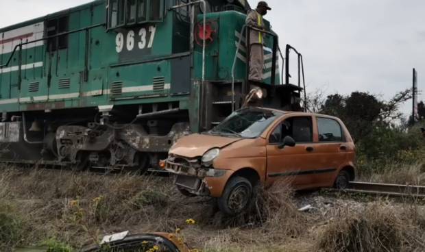 Automovilista resulta herido al intentar ganar el paso al tren en Tehuacán