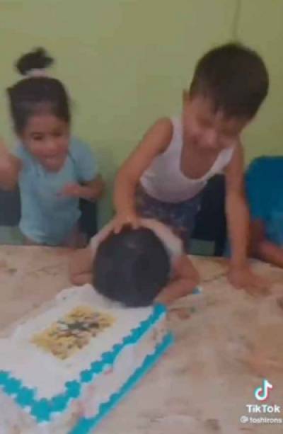 VIDEO: Hacen a niño &quot;morder&quot; su pastel cuatro veces