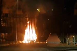 VIDEO: Se incendia vehículo en el fraccionamiento Lomas del Mármol