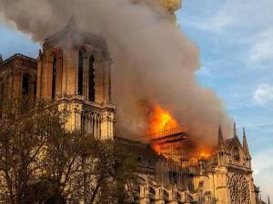 Obreros admiten que fumaron en Notre Dame