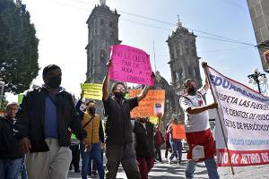 &quot;No nos quites nuestro trabajo&quot;, exigen voceadores a alcalde de Puebla