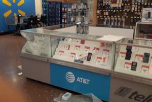 Roban teléfonos celulares y rompen vitrinas en Walmart de Calzada Zaragoza