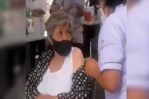 Denuncian ante FGE a enfermera que simuló vacunación en Puebla
