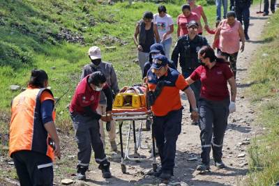 Mujer cae a una barranca tras resistirse a asalto en San Aparicio