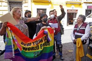 Prisión y multas, por obligar a terapias para “corregir” orientación sexual en Puebla