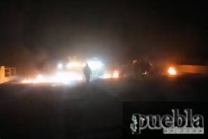 VIDEO: Queman llantas y cierran autopista a México por presunto plagio de un joven en Texmelucan