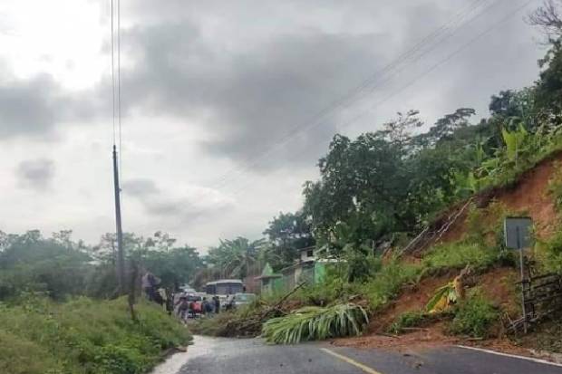 Dos muertos deja derrumbe de cerro en Eloxochitlán; evacúan a 11 familias