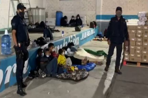 Rescatan a 50 migrantes que viajaban en una camioneta en Tepanco de López