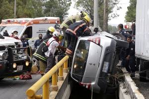 VIDEO: Conductor queda prensado al volcar su vehículo en el bulevar Vicente Suárez