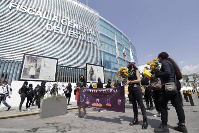 FOTOS: Feministas acuden a la FGE Puebla y realizan caminata luctuosa