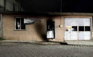 Lanzan explosivos a sede del IEE en San Salvador El Seco