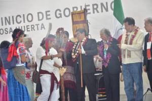 Miguel Barbosa recibe bastón de mando de pueblos originarios
