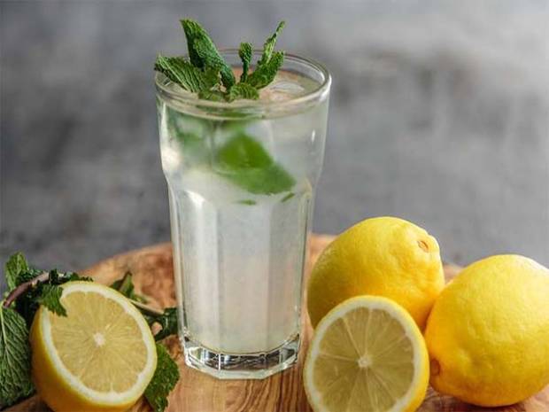 ¿Se pierde peso tomando agua con limón?