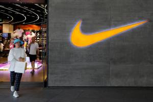 Nike cierra la mitad de sus tiendas en China por coronavirus