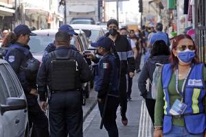 Ambulantes agreden a elemento de Vía Pública en el centro de Puebla