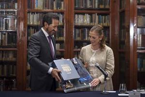 Beatriz Gutiérrez acompaña a Alfonso Esparza en firma de acuerdo BUAP-Memoria Histórica de México