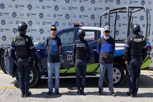 Pareja de asaltantes de negocios es detenida en Puebla