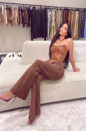 Kim Kardashian cautiva con outfit en redes sociales
