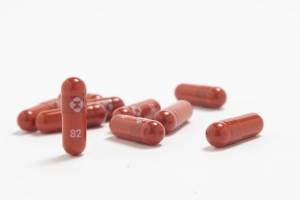 Reino Unido, el primer país en aprobar pastilla contra COVID