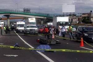 Muere motociclista al chocar en la autopista México-Puebla